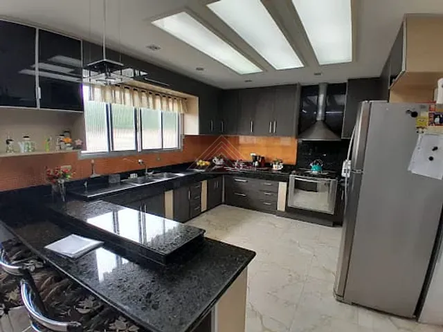 Sobrado com 300m² 2 quartos e 2 banheiros, à venda, no bairro Jardim Zaira em Mauá