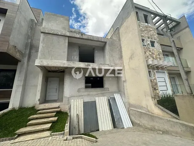 Sobrado com 233m² 4 quartos e 3 banheiros, à venda, no bairro Pinheirinho em Curitiba