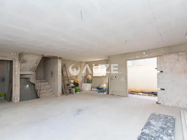 Sobrado com 233m² 4 quartos e 3 banheiros, à venda, no bairro Pinheirinho em Curitiba