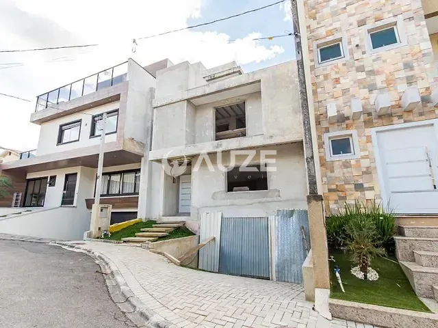 Sobrado com 233m² 4 quartos e 3 banheiros, à venda, no bairro Pinheirinho em Curitiba