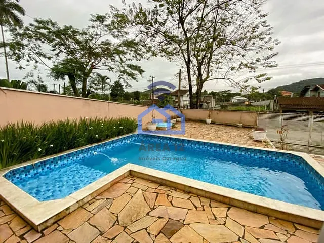 Sobrado 5 quartos e 4 banheiros, à venda, no bairro Jardim Terralão em Caraguatatuba
