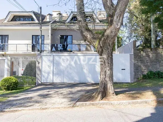 Sobrado com 330m² 3 quartos e 6 banheiros, à venda, no bairro Água Verde em Curitiba