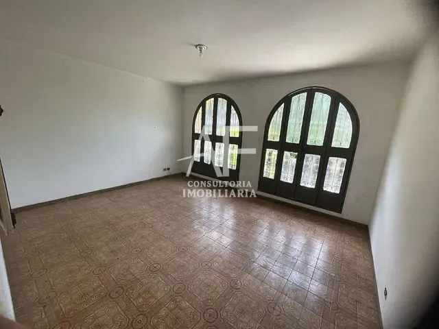 Sobrado com 300m² 5 quartos e 3 banheiros, à venda, no bairro Santa Luzia em Taubaté