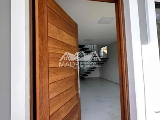 Sobrado 3 quartos e 3 banheiros, à venda, no bairro Aririú em Palhoça