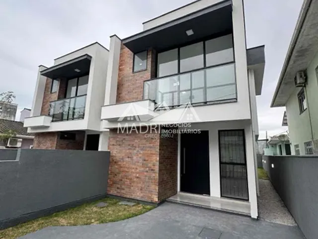 Sobrado com 180m² 3 quartos e 3 banheiros, à venda, no bairro Areias em São José