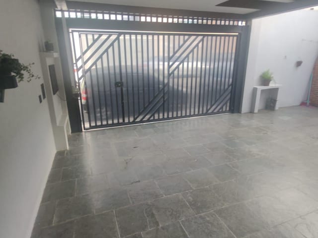 Foto do Sobrado - SOBRADO COM 3 DORMITÓRIOS A VENDA NO JARDIM INDEPENDÊNCIA. 3 VAGAS DE GARAGEM E PORTÃO AUTOMÁTICO. RUA SUPER TRANQUILA. | Sanches Imobiliária VIP