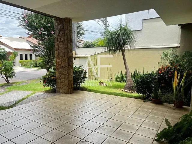 Sobrado com 300m² 4 quartos e 5 banheiros, à venda, no bairro Esplanada Independência em Taubaté