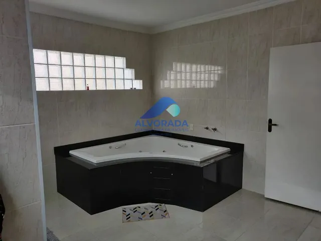 Sobrado com 10m² 3 quartos e 4 banheiros, à venda, no bairro Vila Zezé em Jacareí