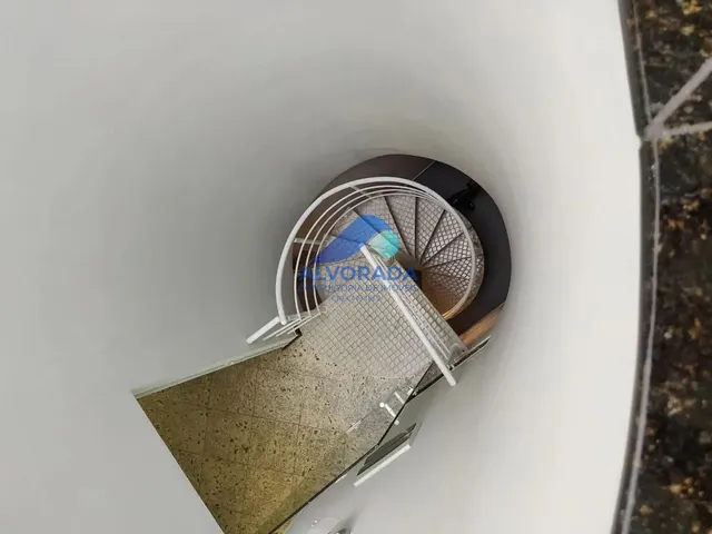 Sobrado com 10m² 3 quartos e 4 banheiros, à venda, no bairro Vila Zezé em Jacareí