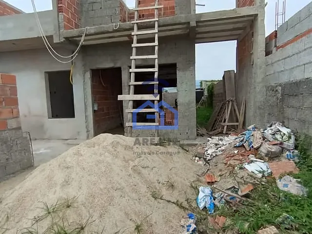 Sobrado 2 quartos e 1 banheiro, à venda, no bairro Golfinho em Caraguatatuba