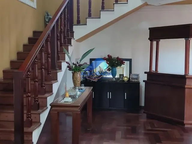 Sobrado com 375m² 4 quartos e 1 banheiro, à venda, no bairro Vila Zezé em Jacareí