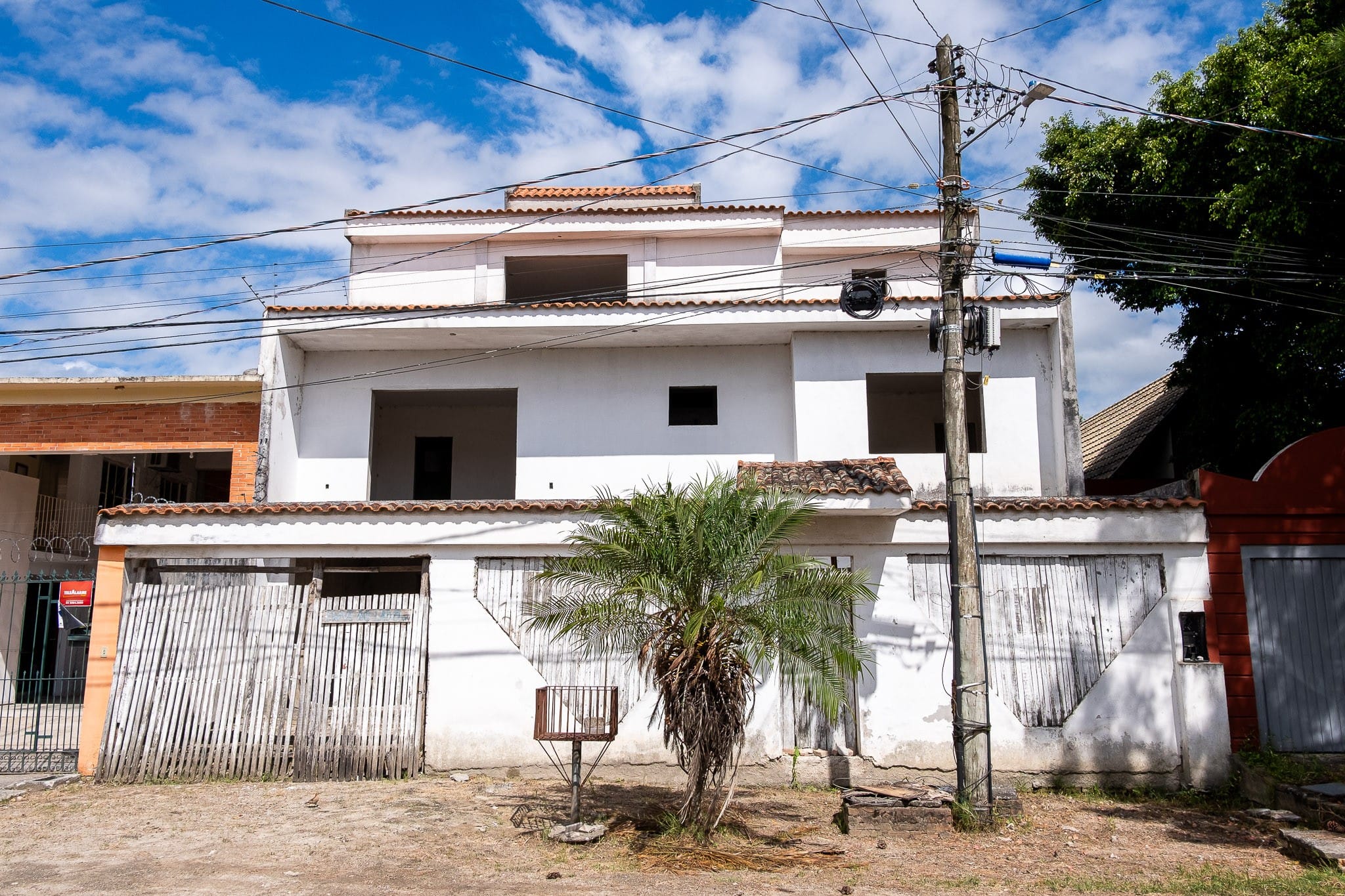 Amplo sobrado em construção no Parque Tênis com 4 dormitórios, 2 suítes, lareira, piscina e jardim de inverno. Ideal para quem busca conforto e espaço!