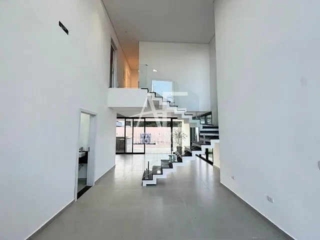 Sobrado com 304m² 3 quartos e 5 banheiros, à venda, no bairro Itapecerica em Taubaté