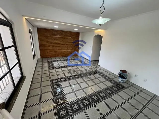 Sobrado com 337m² 4 quartos e 2 banheiros, à venda, no bairro Indaiá em Caraguatatuba