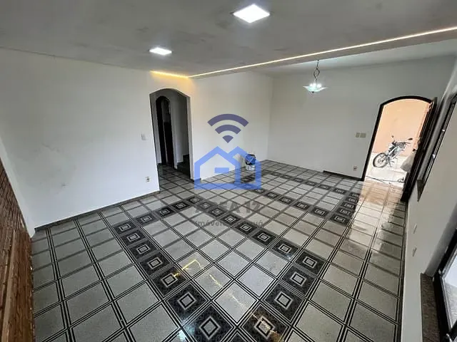 Sobrado com 337m² 4 quartos e 2 banheiros, à venda, no bairro Indaiá em Caraguatatuba