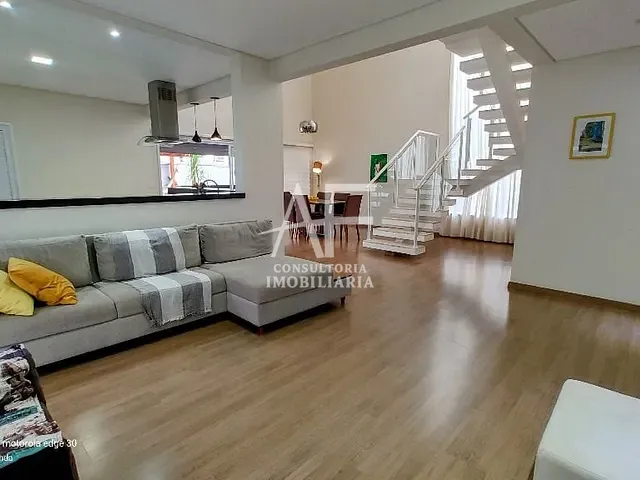 Sobrado com 300m² 3 quartos e 4 banheiros, à venda, no bairro Piracangaguá em Taubaté