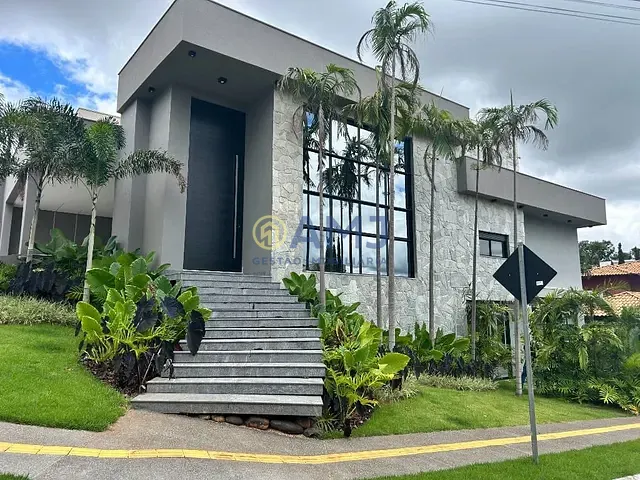 Sobrado com 574m² 5 quartos e 5 banheiros, à venda ou para alugar, no bairro Condomínio do Lago em Goiânia