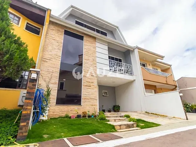 Sobrado com 212m² 3 quartos e 4 banheiros, à venda, no bairro Boqueirão em Curitiba
