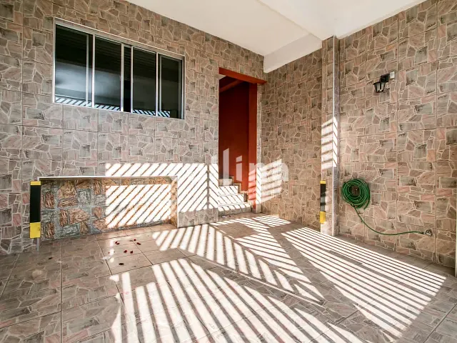 Sobrado com 195m² 3 quartos e 1 banheiro, à venda, no bairro Vila Silviânia em Carapicuíba