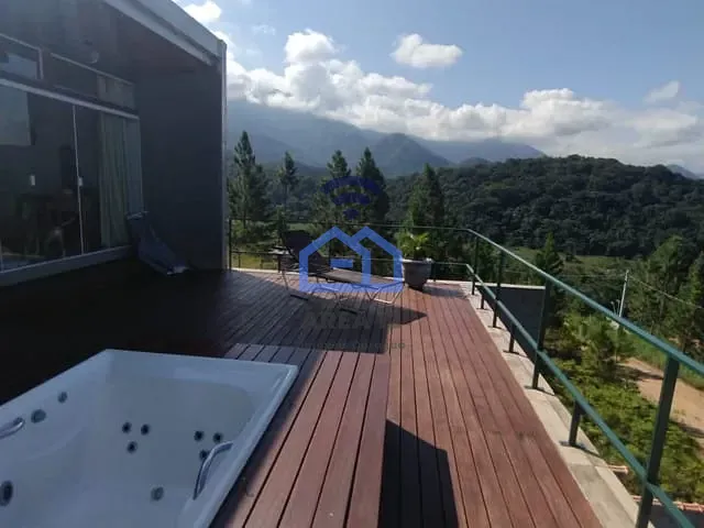 Sobrado com 366m² 3 quartos e 2 banheiros, à venda, no bairro Portal da Fazendinha em Caraguatatuba