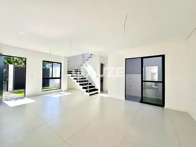 Sobrado com 266m² 3 quartos e 4 banheiros, à venda, no bairro Novo Mundo em Curitiba