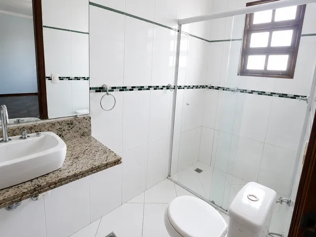 Sobrado 4 quartos e 5 banheiros, para alugar, no bairro Vila Nivi em São Paulo