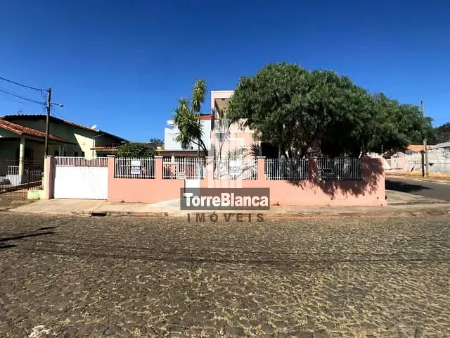 Sobrado com 575m² 6 quartos e 2 banheiros, à venda, no bairro Uvaranas em Ponta Grossa