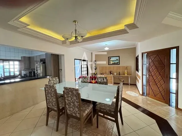 Sobrado com 262m² 3 quartos e 4 banheiros, à venda ou para alugar, no bairro Esplanada Independência em Taubaté