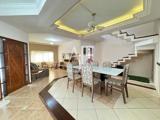 Sobrado com 262m² 3 quartos e 4 banheiros, à venda ou para alugar, no bairro Esplanada Independência em Taubaté