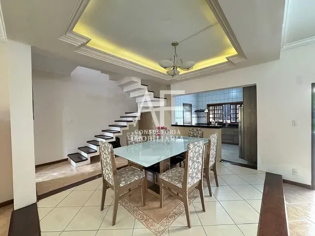 Sobrado com 262m² 3 quartos e 4 banheiros, à venda ou para alugar, no bairro Esplanada Independência em Taubaté