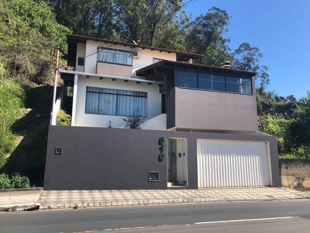 Sobrado com 360m² 3 quartos e 4 banheiros, à venda, no bairro Centro em Itajaí