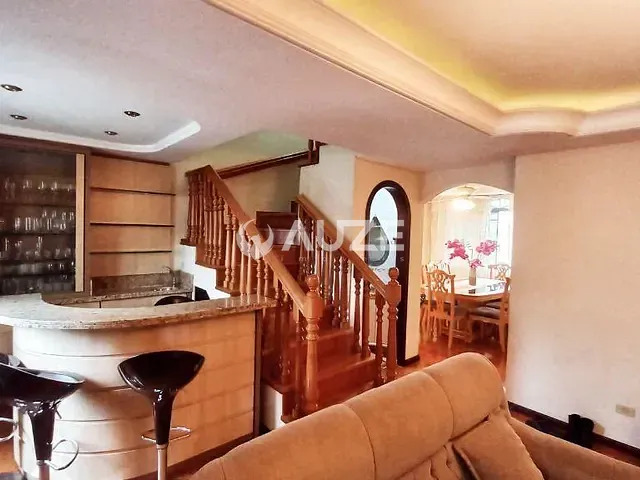Sobrado com 219m² 4 quartos e 2 banheiros, à venda, no bairro Fazendinha em Curitiba