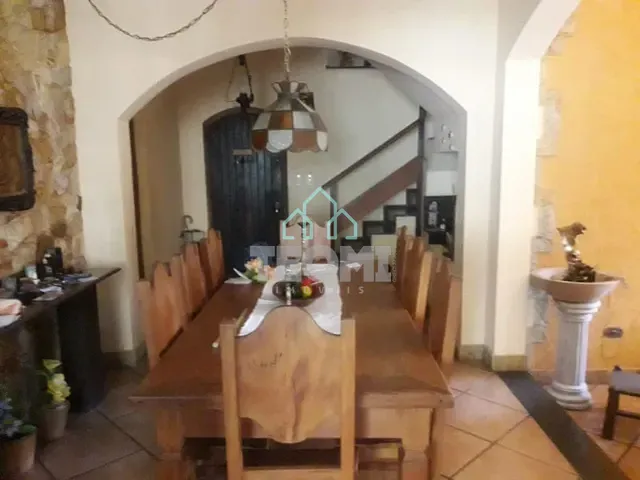 Sobrado com 315m² 4 quartos e 6 banheiros, à venda, no bairro Campos Elíseos em Taubaté