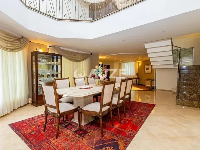 Sobrado com 580m² 4 quartos e 8 banheiros, à venda, no bairro Boa Vista em Curitiba