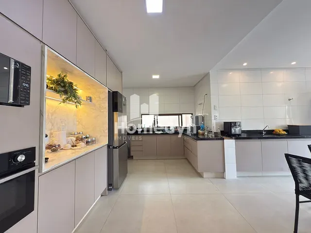 Sobrado com 550m² 4 quartos e 6 banheiros, à venda ou para alugar, no bairro Residencial Goiânia Golfe Clube em Goiânia