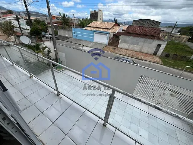 Sobrado com 360m² 3 quartos e 5 banheiros, à venda, no bairro Jardim Britânia em Caraguatatuba