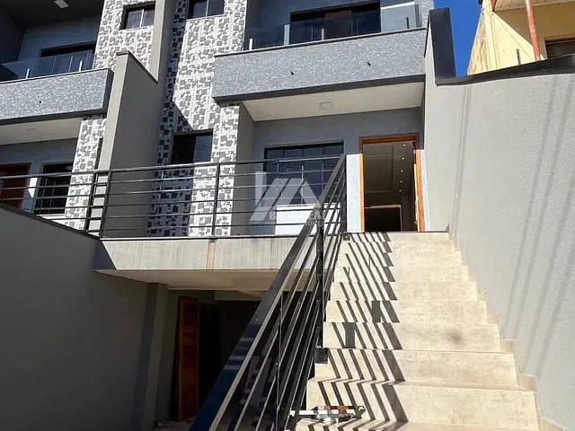 Sobrado 3 quartos e 3 banheiros, à venda, no bairro Uvaranas em Ponta Grossa