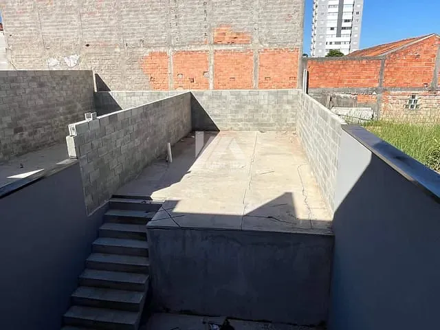 Sobrado 3 quartos e 3 banheiros, à venda, no bairro Uvaranas em Ponta Grossa