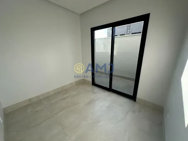 Sobrado com 250m² 3 quartos e 5 banheiros, à venda, no bairro  Jardins Capri  em Senador Canedo