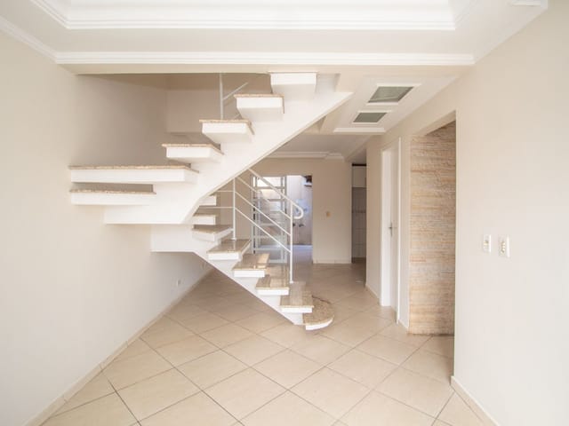 Sobrado com 132m² 3 quartos e 4 banheiros, à venda, no bairro Uberaba em Curitiba
