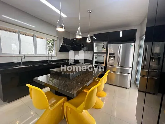 Sobrado com 300m² 4 quartos e 6 banheiros, para alugar, no bairro Jardins Valência em Goiânia