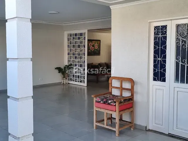 Sobrado com 412m² 5 quartos e 5 banheiros, à venda, no bairro Centro em Campo Grande