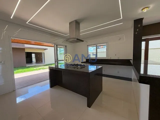 Sobrado com 733m² 4 quartos e 5 banheiros, à venda, no bairro Condomínio do Lago em Goiânia