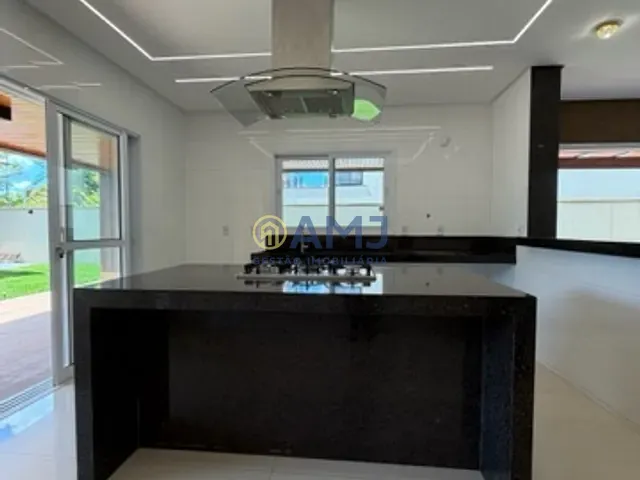Sobrado com 733m² 4 quartos e 5 banheiros, à venda, no bairro Condomínio do Lago em Goiânia