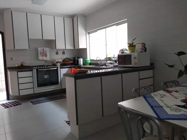 Sobrado com 320m² 3 quartos e 1 banheiro, à venda, no bairro Santa Paula em São Caetano do Sul