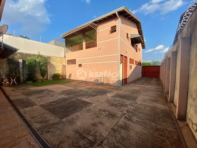 Sobrado com 360m² 3 quartos e 2 banheiros, à venda, no bairro Vila Bandeirante em Campo Grande