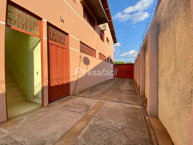Sobrado com 360m² 3 quartos e 2 banheiros, à venda, no bairro Vila Bandeirante em Campo Grande