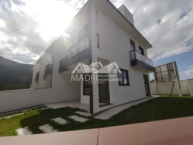 Sobrado 3 quartos e 3 banheiros, à venda, no bairro Praia de Fora em Palhoça