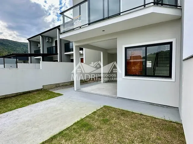 Sobrado com 142m² 3 quartos e 3 banheiros, à venda, no bairro Colônia Santana em São José