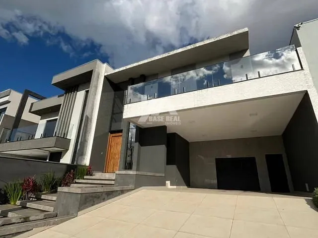 Sobrado 3 quartos e 5 banheiros, à venda, no bairro Colônia Dona Luíza em PONTA GROSSA